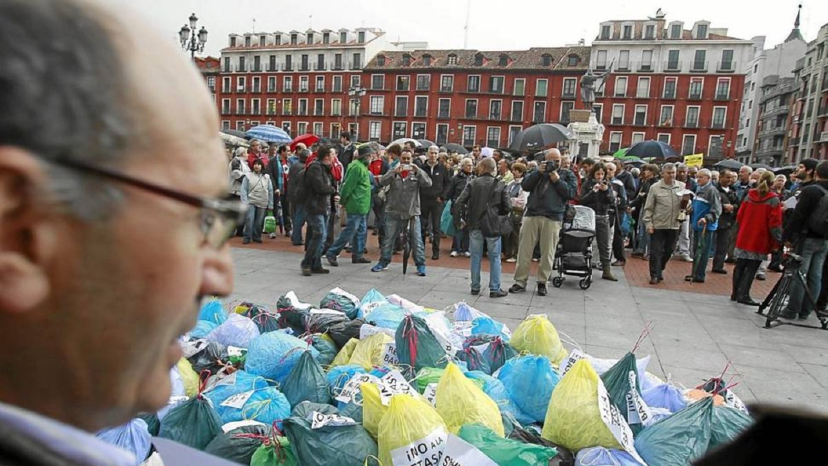 Protesta contra la tasa de basura.-J.M. Lostau