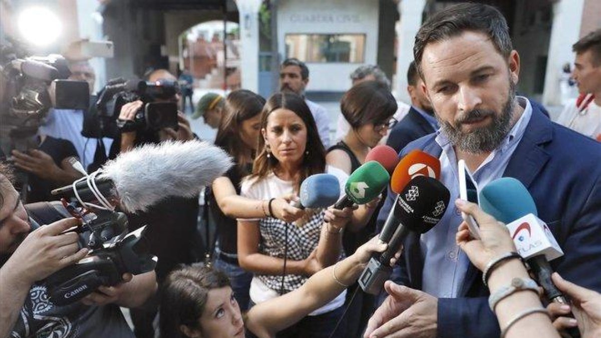 Santiago Abascal, a la puerta del cuartel de la Guardia Civil en Travessera de Gràcia, Barcelona.-EFE  / ANDREU DALMAU
