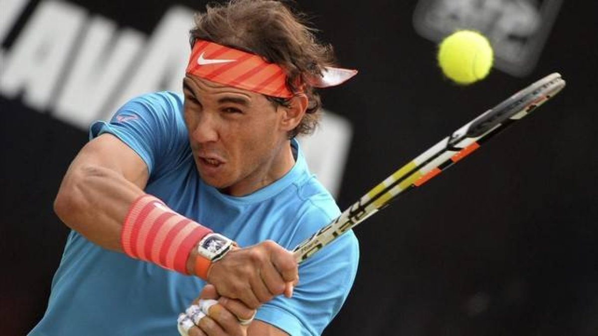 Nadal ejecuta un golpe en su partido ante Baghdatis.-Foto: EFE / MARIJAN MURAT