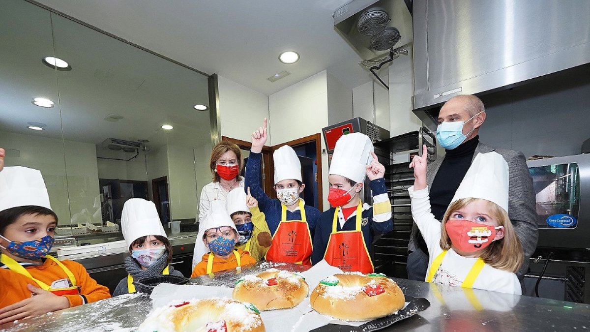Víctor Caramanzana y Rosa Urbón junto a los niños de la Escuela Internacional de Cocina. PHOTOGENIC/PABLO REQUEJO