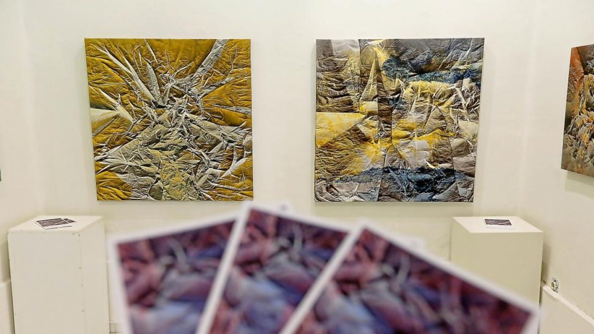 Al fondo, dos de las obras expuestas por Rafael Morera en la Galería Lorenzo Colomo.-J. M. LOSTAU