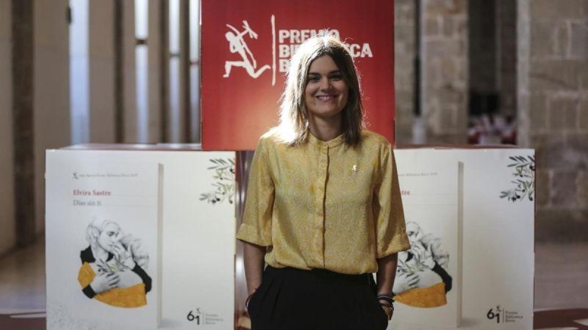 La escritora Elvira Sastre, ganadora del Premio Biblioteca Breve, este lunes.-DANNY CAMINAL