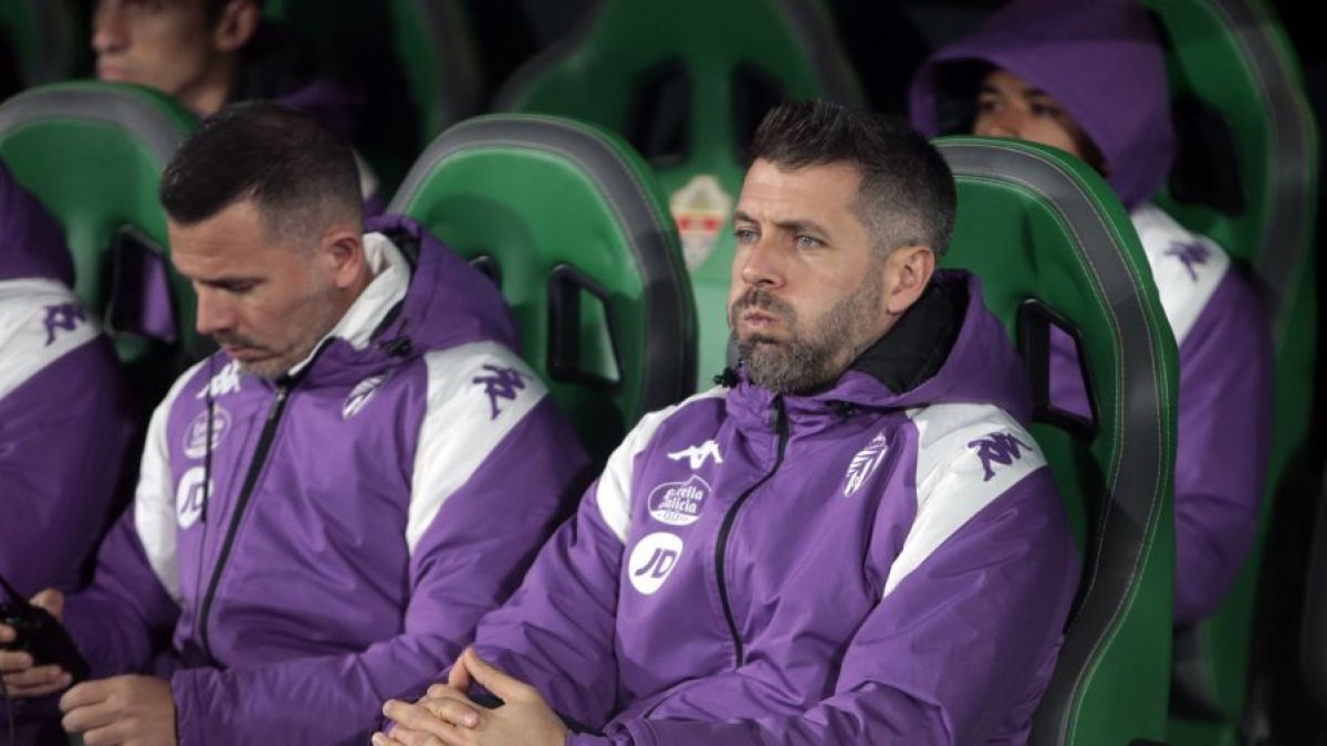 Pezzolano en el banquillo del Martínez Valero. / LALIGA