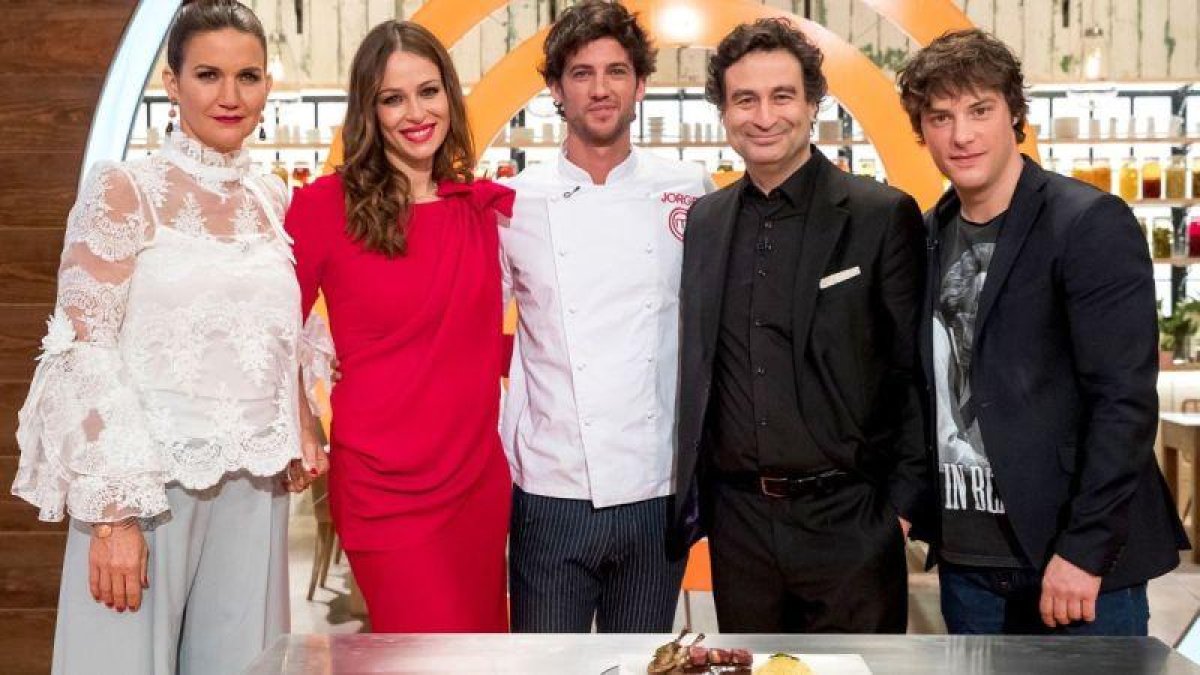 El jurado junto con Jorge Brazalez, el ganador de Masterchef 5 (TVE-1).-EL PERIÓDICO