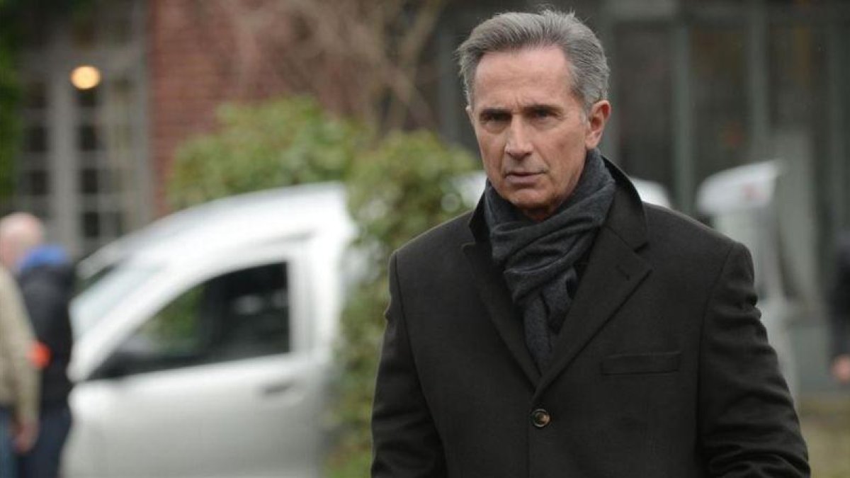 Thierry Lhermitte interpreta al exjefe de policía Paul Maisonneuve, en la serie 'Los desenterrados de Le Treport'.-MEDIASET