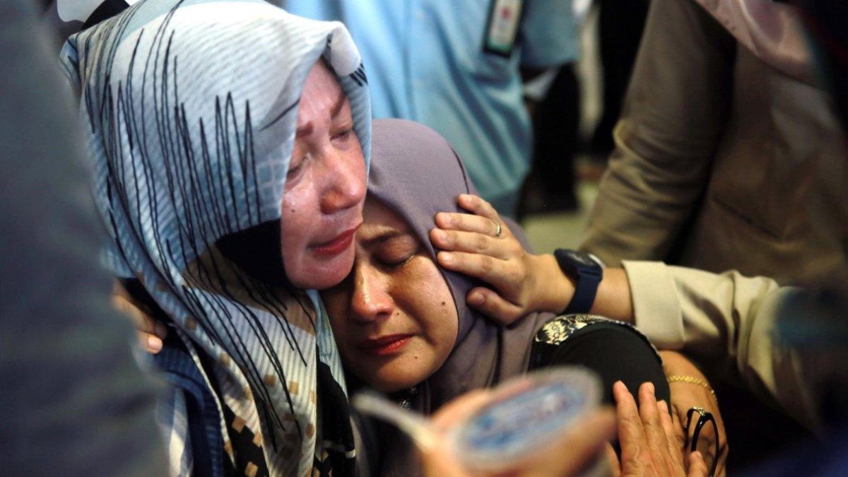 Familiares de las víctimas avión indonesio-AFP