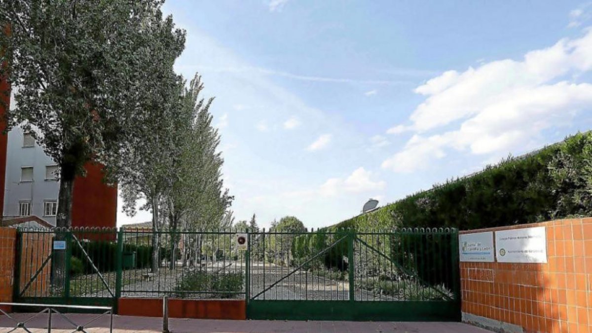 Exteriores del colegio Antonio Machado en la Pilarica-E.M