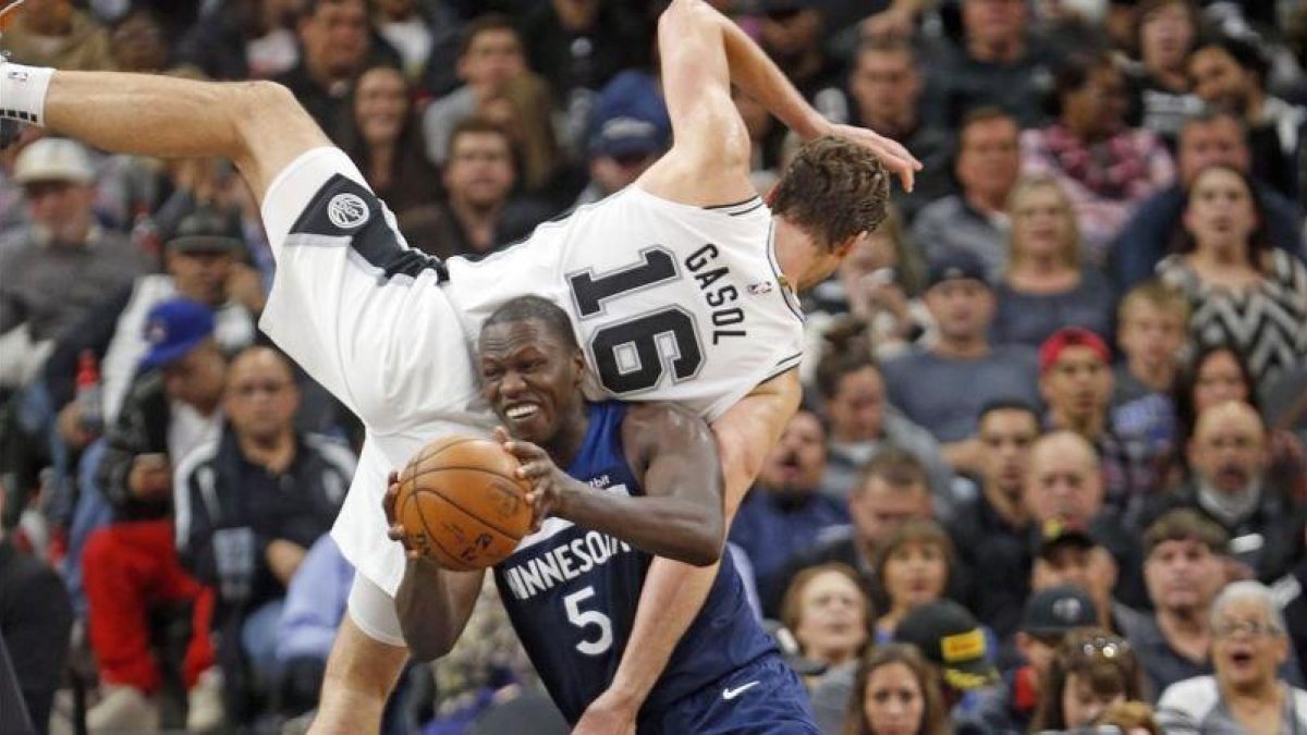 Dieng y Pau Gasol, en una acción aparatosa.-EL PERIÓDICO