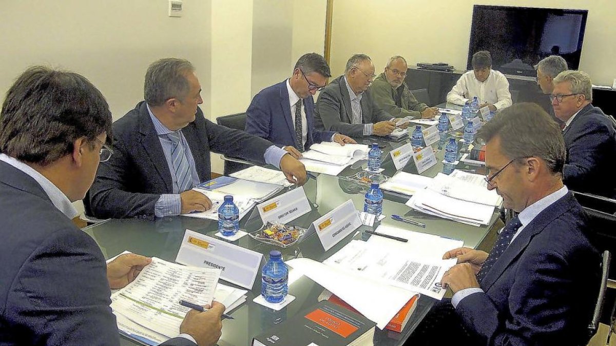 Comisión Permanente de la Sequía, reunida ayer en las instalaciones de la CHD.-EL MUNDO