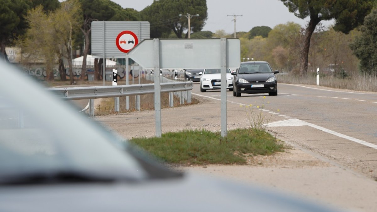 Cruce en la carretera del Pinar que se ha convertido en un punto negro | J. M. LOSTAU