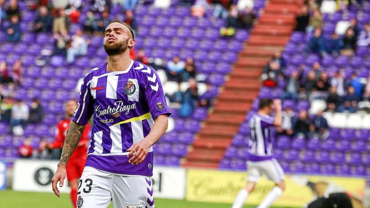 Roger lamenta un fallo en el Real Valladolid-Numancia.-MIGUEL ÁNGEL SANTOS