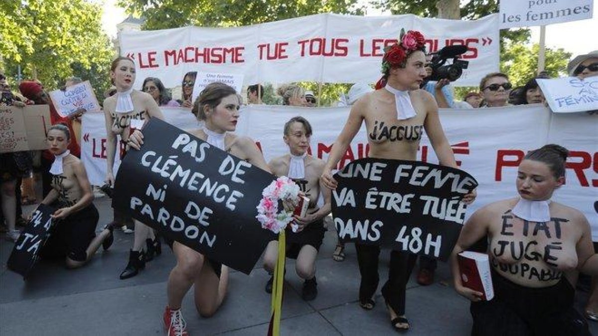 Activistas de Femen en la manifestación en contra de la violencia machista de París.-AP / MICHEL EULER