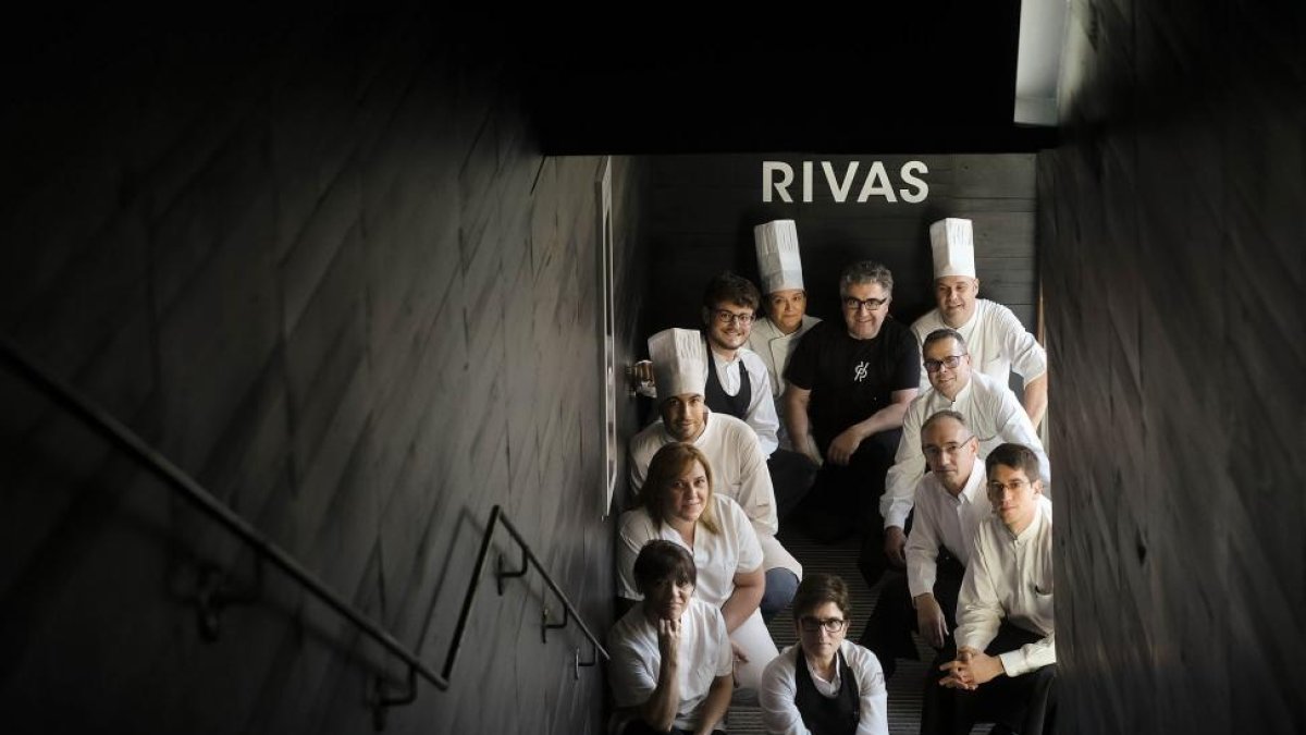 El equipo completo del restaurante Rivas, en la entrada del establecimiento de Vega de Tirados, (Salamanca).-ENRIQUE CARRASCAL