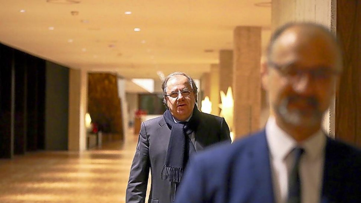 El presidente de la Junta, Juan Vicente Herrera, y el portavoz de Ciudadanos, Luis Fuentes, tras la votación del Pleno de Presupuestos.-ICAL