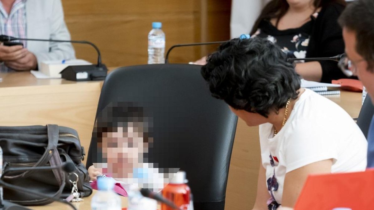 Beatriz Fraile, portavoz del Partido Socialista en Arroyo de la Encomienda, acudió ayer al pleno con su hija de dos años y medio.-E.M