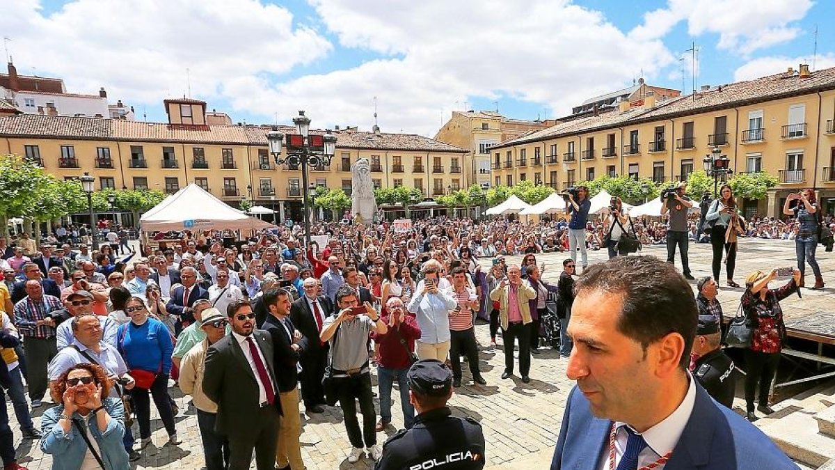 El alcalde, Mario Simón, abandona el Ayuntamiento increpado por lo manifestantes congregados en la plaza Mayor.-ICAL