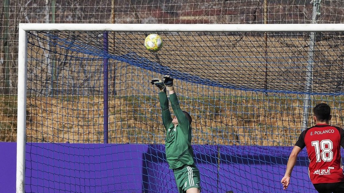 Carrio despeja tras el remate de Víctor, en el césped. MIGUEL ÁNGEL SANTOS
Anexos Zorrilla. FÚTBOL Segunda División B. Valladolid Promesas-Arenas. Fotos de juego y de Javier Baraja, entrenador del Valladolid Promesas.