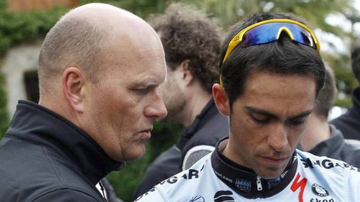 Bjarne Riis junto al ciclista Alberto Contador.-Foto: REUTERS / ENRIQUE CALVO