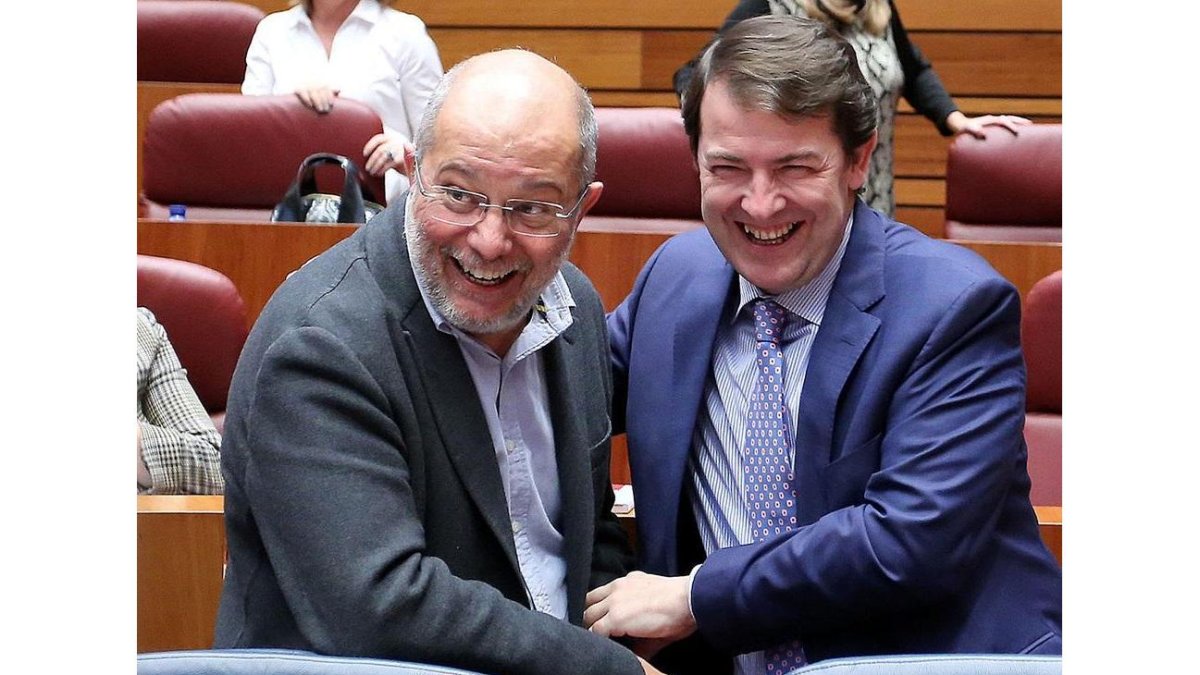 El presidente de la Junta, Alfonso Fernández Mañueco, y el vicepresidente, Francisco Igea, bromean antes de dar comienzo el Pleno de las Cortes de Castilla y León.-ICAL