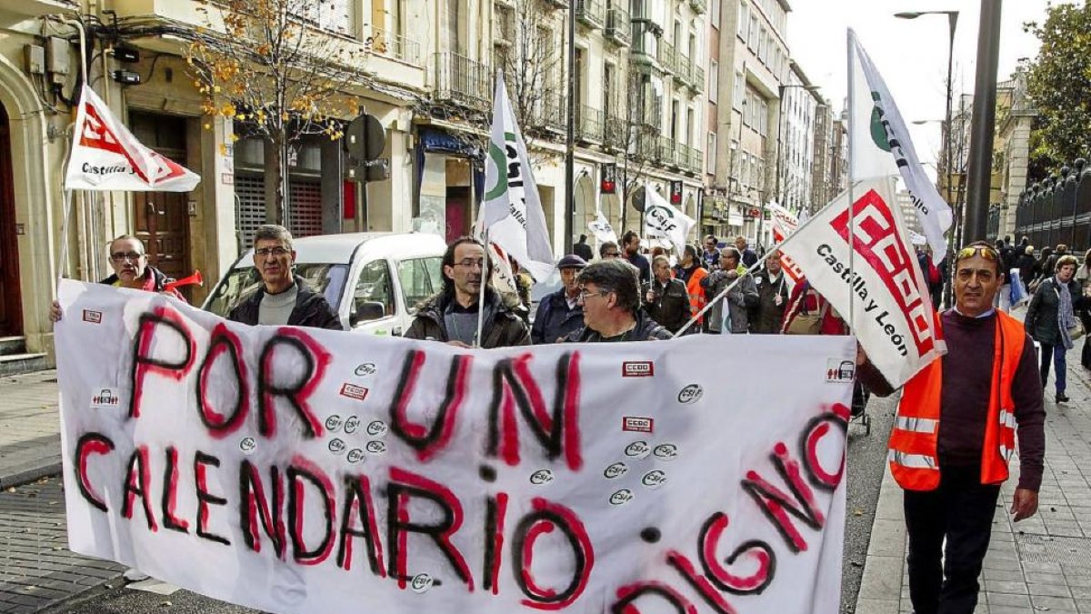 Manifestación de Aubasa a su paso por la calle Duque de la Victoria.-ICAL