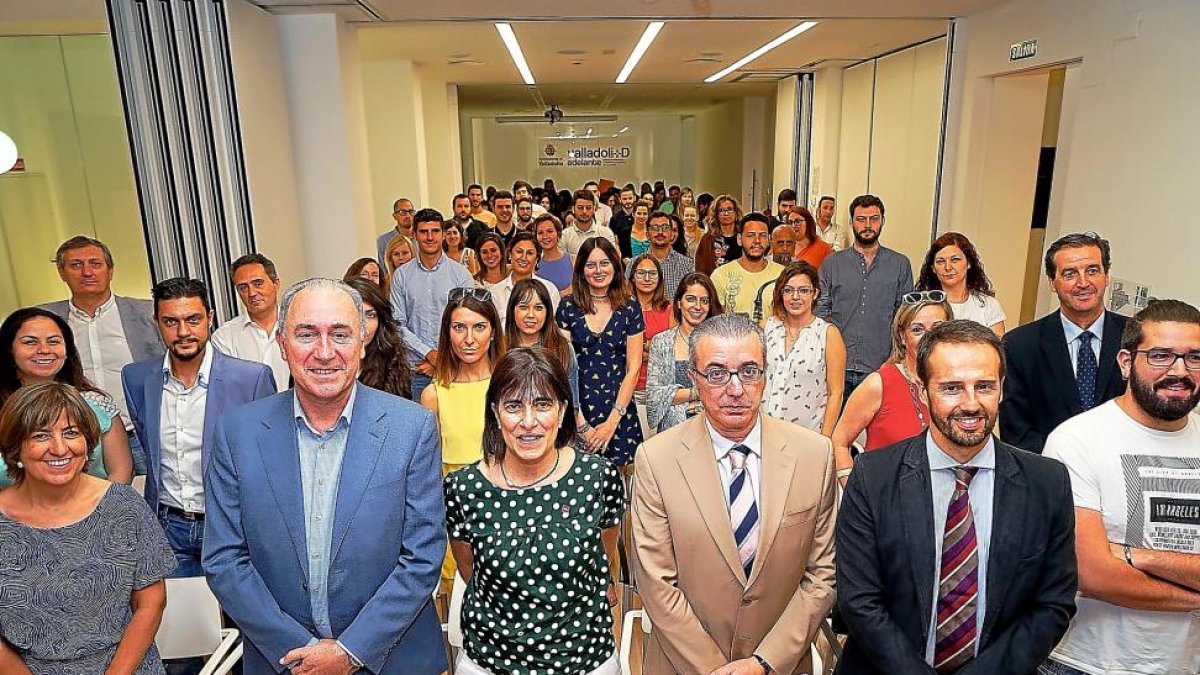 Antonio Gato acompañado de participantes del programa de estancias en prácticas no laborales.-EL MUNDO