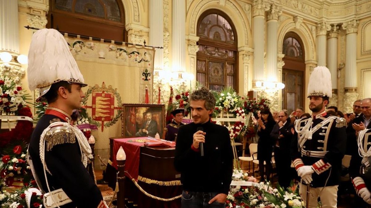 El hijo de Tomás Rodríguez Bolaños, Pablo, se dirige a los asistentes a la capilla ardiente instalada en el Ayuntamiento de Valladolid.-ICAL