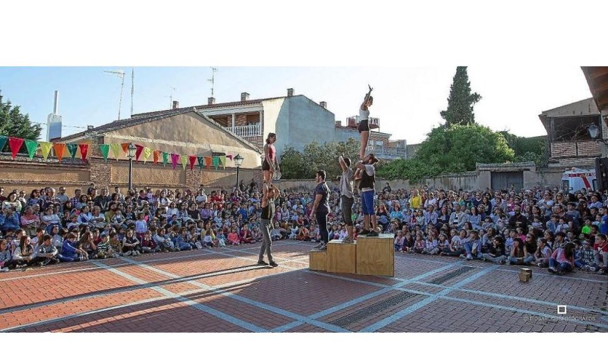 Cientos de personas disfrutan en Olmedo de uno de los espectáculos de la XI Muestra de Artes Circenses.-PIO BARUQUE FOTÓGRAFOS