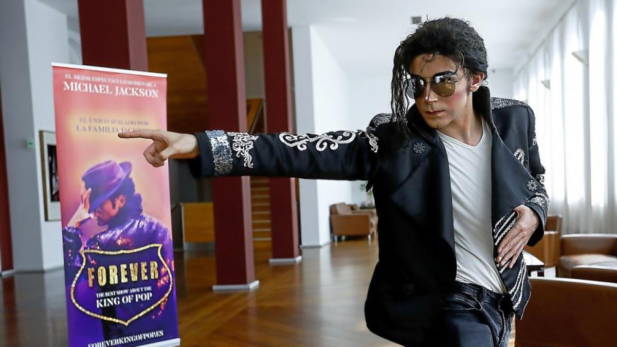Álex Blanco, caracterizado como Michael Jackson, ayer, en el teatro Calderón.-J.M. LOSTAU