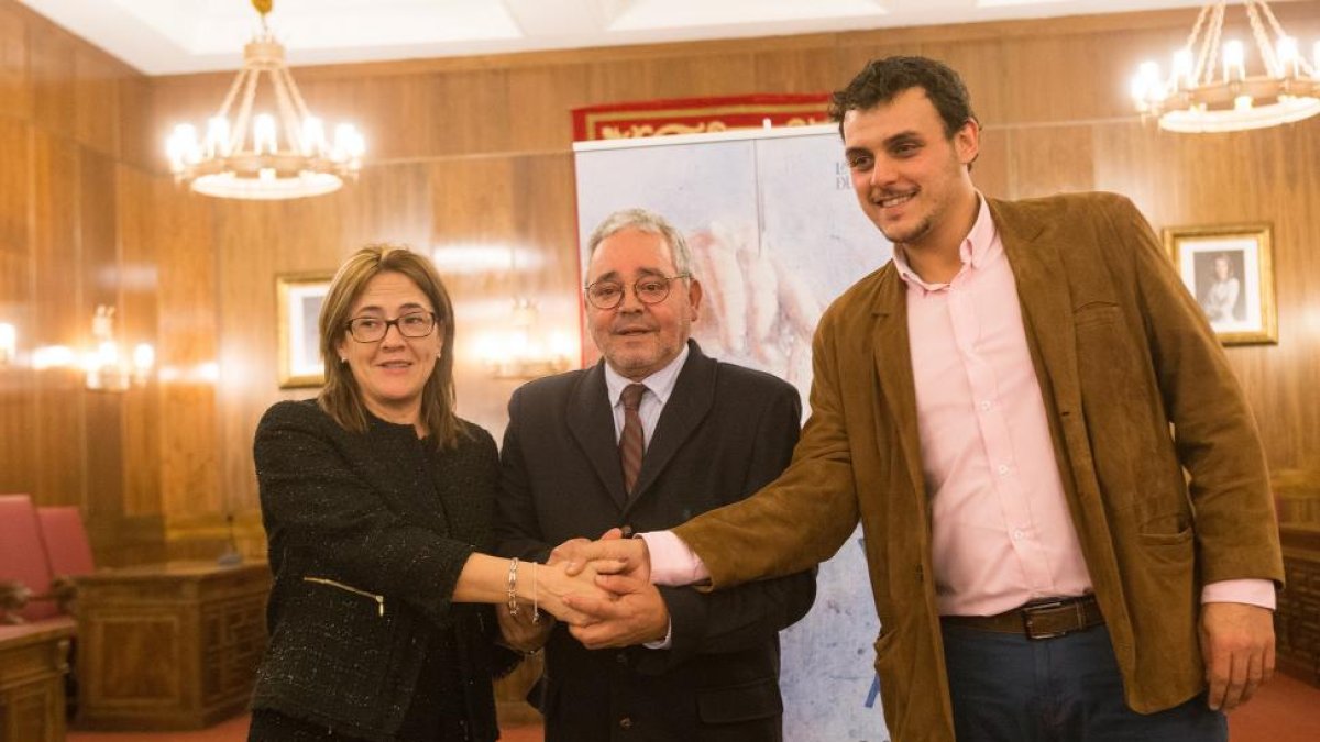 (I a D) La presidenta de la Diputación de Zamora, Mayte Martín; el secretario general de la Fundación Las Edades del Hombre, Gonzalo Jiménez; y el alcalde de Toro, Tomás del Bien, firman los protocolos de colaboración para la celebración de la muestra 'AQ-Ical