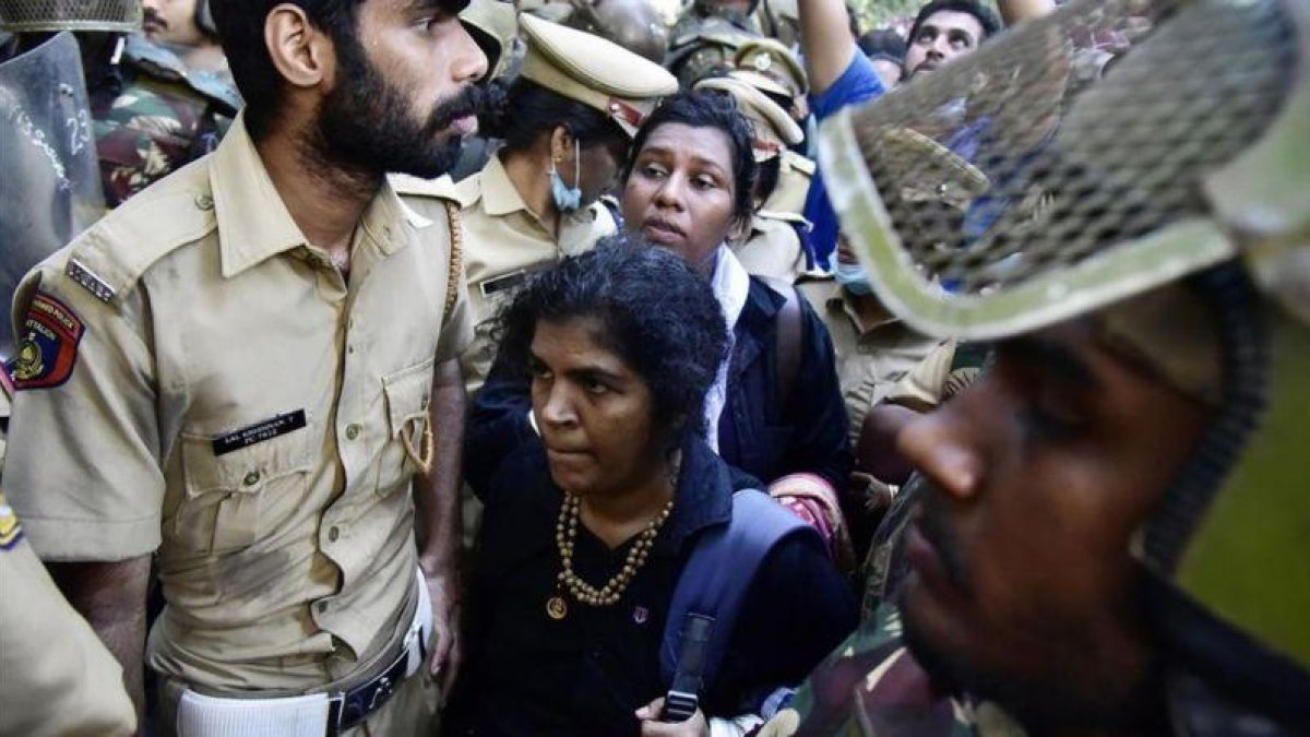 La policía escolta a mujeres que no lograron entrar en el templo de Sabarimala el 24 de diciembre del 2018.-AFP