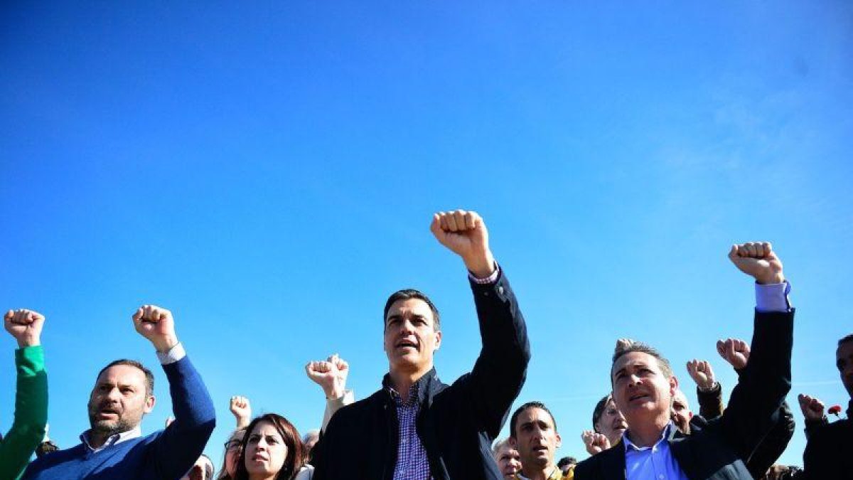 Pedro Sánchez, rodeado de sus afines, en Dos Hermanas (Sevilla).-AFP / CRISTINA QUICLER
