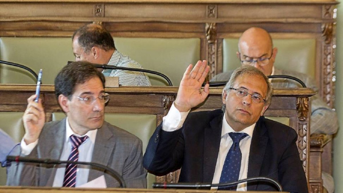 Jesús Enríquez y José Antonio Martínez Bermejo en un momento de la votación de una de las mociones.-M. Á. Santos