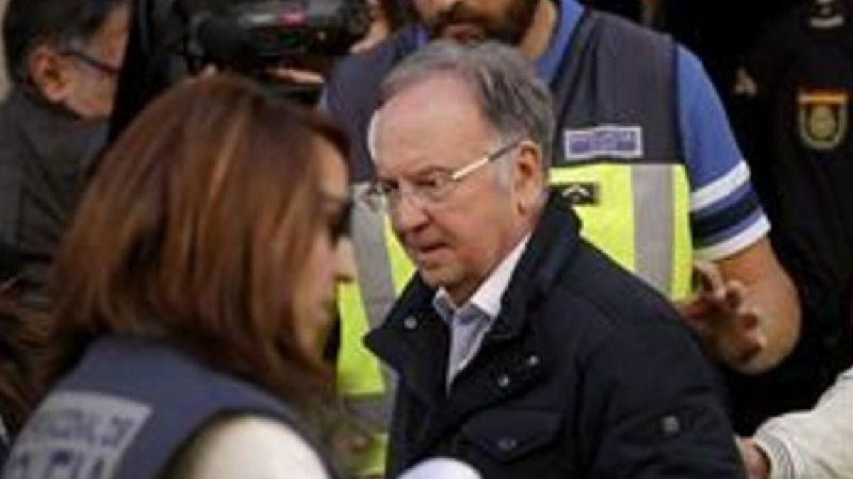 El presidente de Manos Limpias, Miguel Bernard, ayer, el pasado viernes, acompañado por la policía.-JOSÉ LUIS ROCA