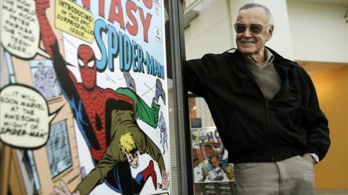Stan Lee, en una imagen del 2006, ante un póster de Spiderman.-AP / DAMIAN DOVARGANES