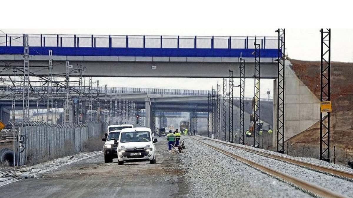 Vías y postes de electrificación ya están colocados en la entrada a León-Bruno Moreno