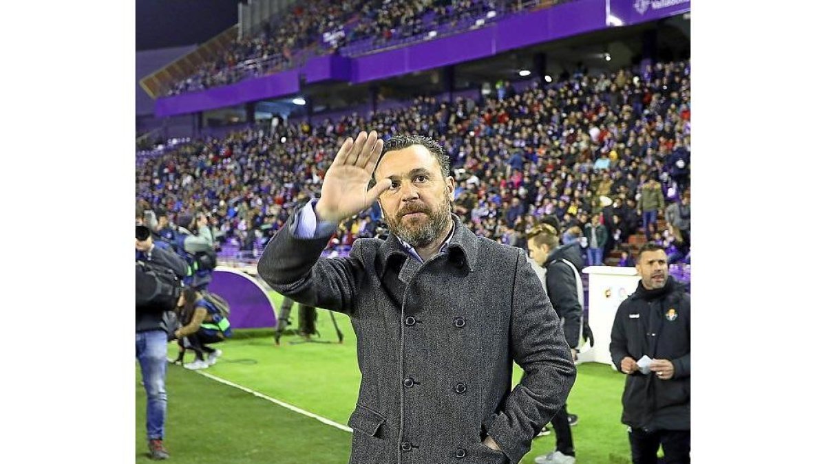Sergio González saluda a la afición antes del partido contra el Villarreal.-PABLO REQUEJO