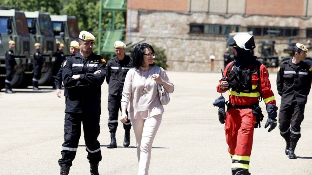 La subdelegada del Gobierno en León, Teresa Mata, visita las instalaciones de la Unidad Militar de Emergencias y conoce los medios del batallón, especialmente los de la lucha contra incendios-ICAL