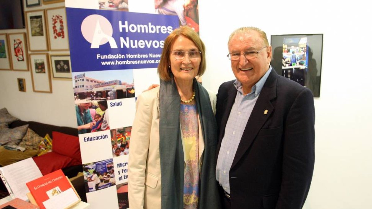 El Premio Príncipe de Asturias de la Concordia 1998 y presidente de la Fundación Hombres Nuevos, Nicolás Castellanos, junto a Cristina Montes antes de ofrecer una conferencia en la Fundación Santiago con motivo de la celebración de 20 años de actividad cu-ICAL