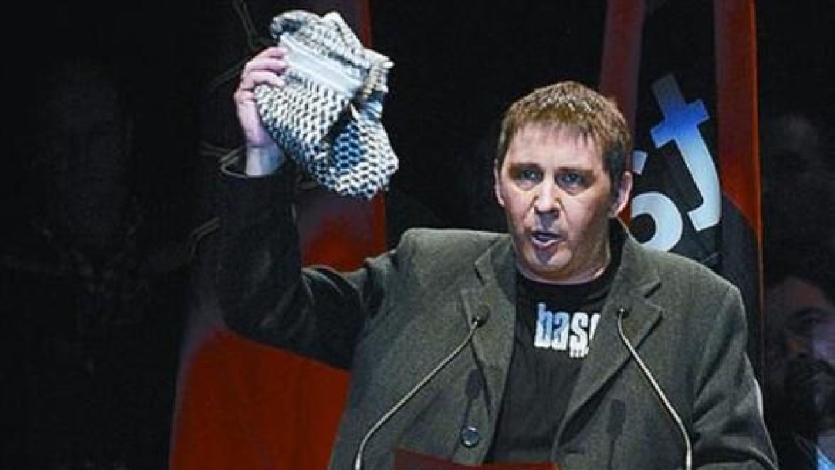 Arnaldo Otegi, en un acto celebrado en 2004 en el velódromo de Anoeta, recinto al que volverá cuatro días después de quedar en libertad.-ARCHIVO / VINCENT WEST