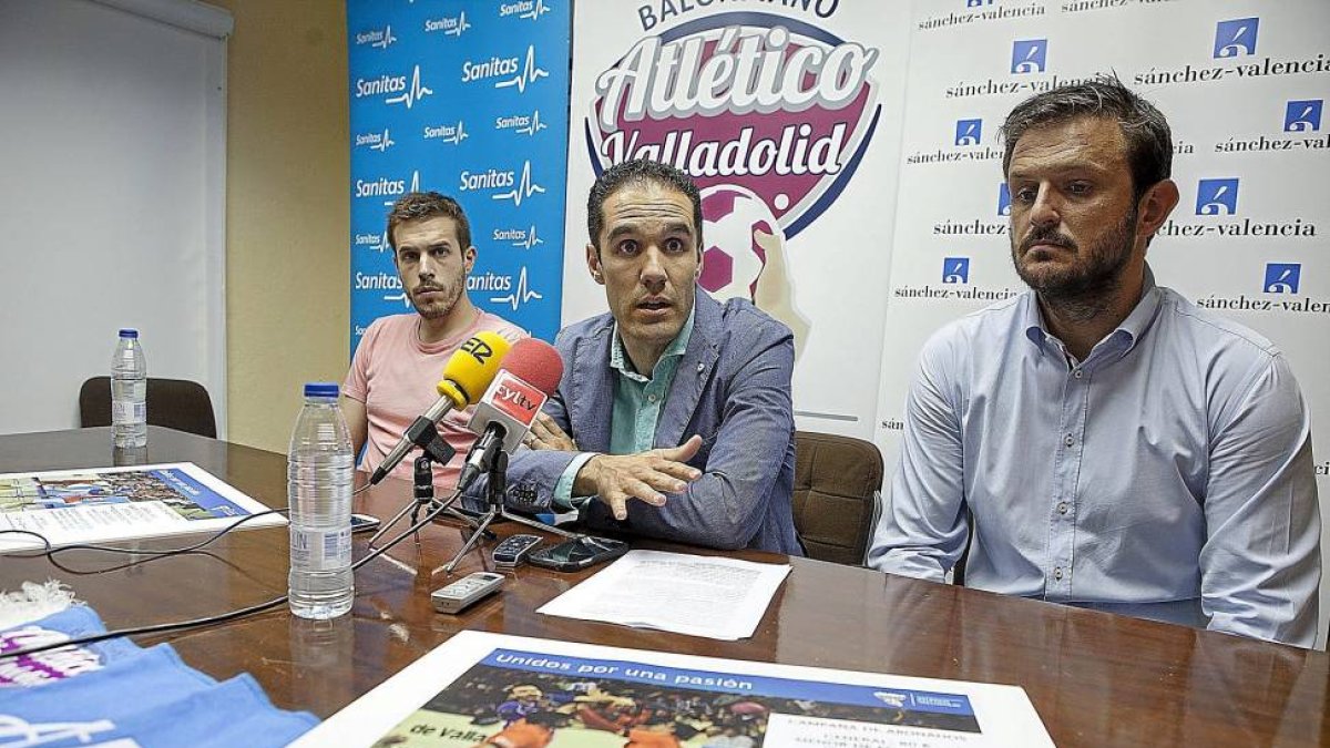 Nacho González, Mario Arranz y Enrique López con la campaña.-José C. Castillo