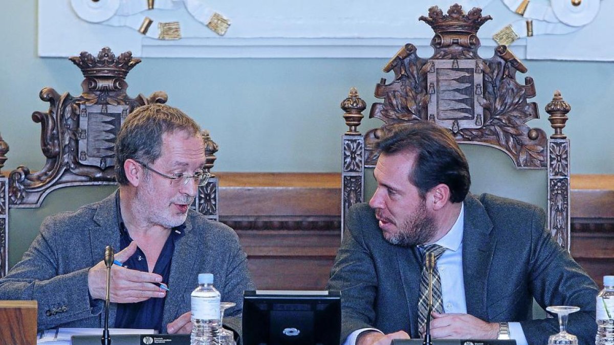Saravia y Puente conversan durante la celebración del pleno.-J. M. LOSTAU