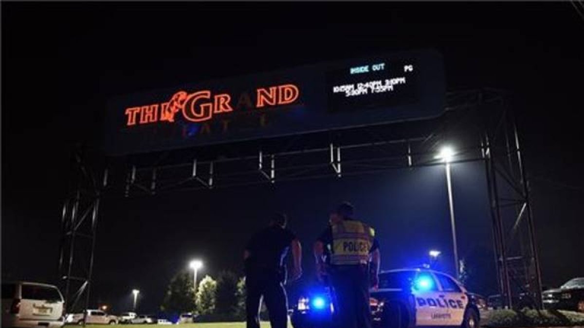 La policía de Lafayette delante de los cines donde un hombre armado ha matado a dos personas durante la proyección de una película, el jueves por la noche.-Foto: GETTY / STACY REVERE