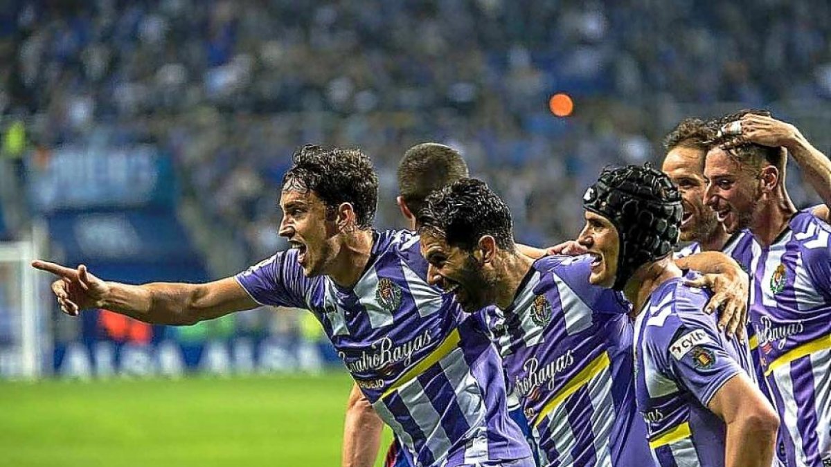 Los jugadores del Valladolid, con Mata a la cabeza, corren a celebrar con los aficionados uno de los goles frente al Oviedo.-PHOTO-DEPORTE