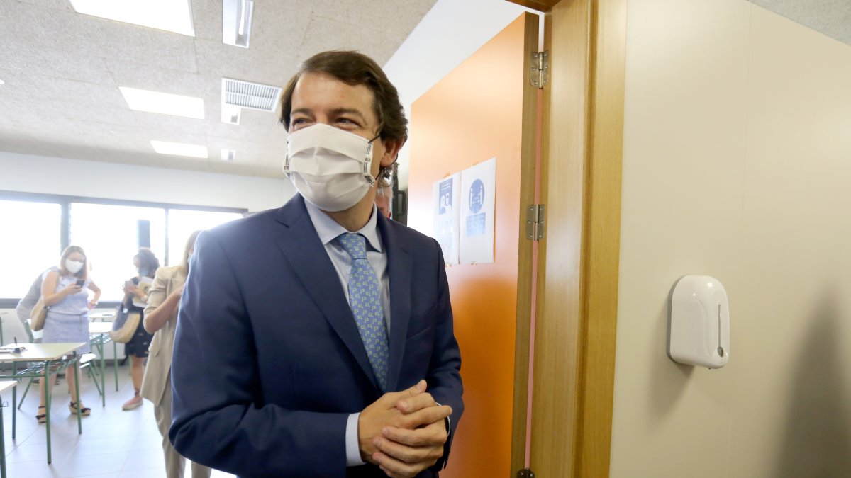 Fernández Mañueco visita el IESO de Arroyo de la Encomienda (Valladolid). ICAL