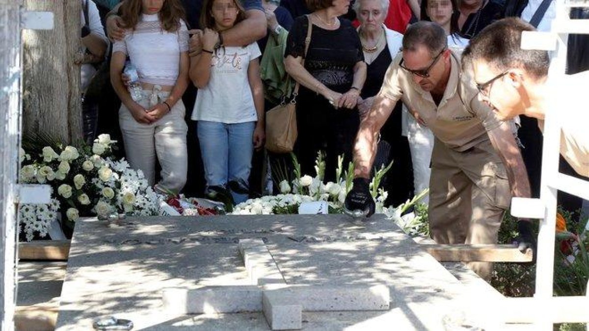 Un momento del sepelio celebrado en el cementerio de San José en Granada donde descansan los restos mortales de Chicho Ibáñez Serrador.-PEPE TORRES (EFE)