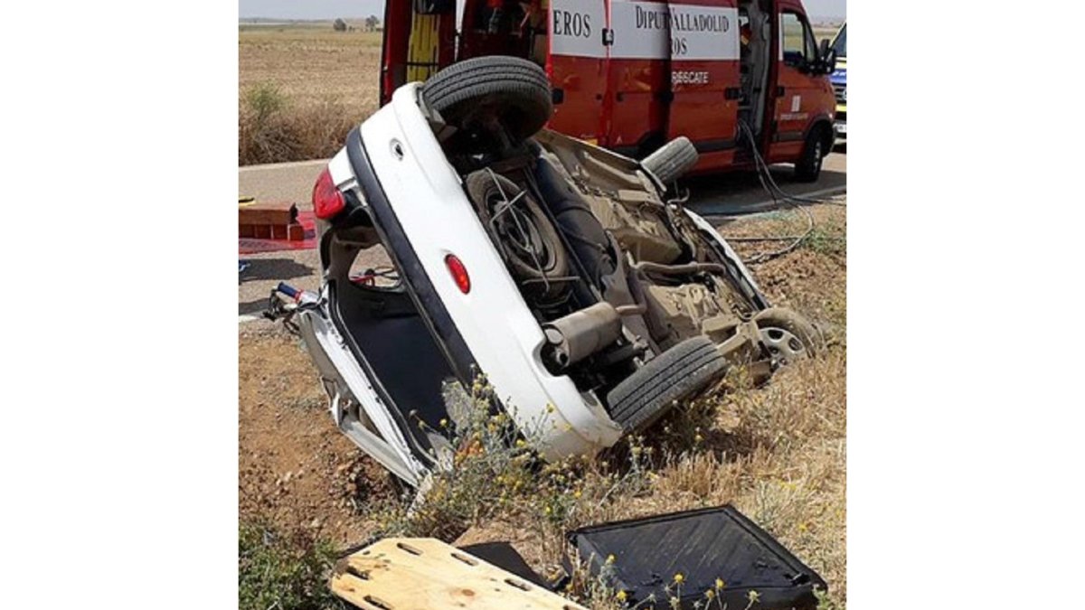 Accidente de tráfico en la carretera VP-5607, entre Villanueva de los Caballeros y Urueña, en el que dos personas resultaron heridas-Bomberos Provincia Valladolid / ICAL