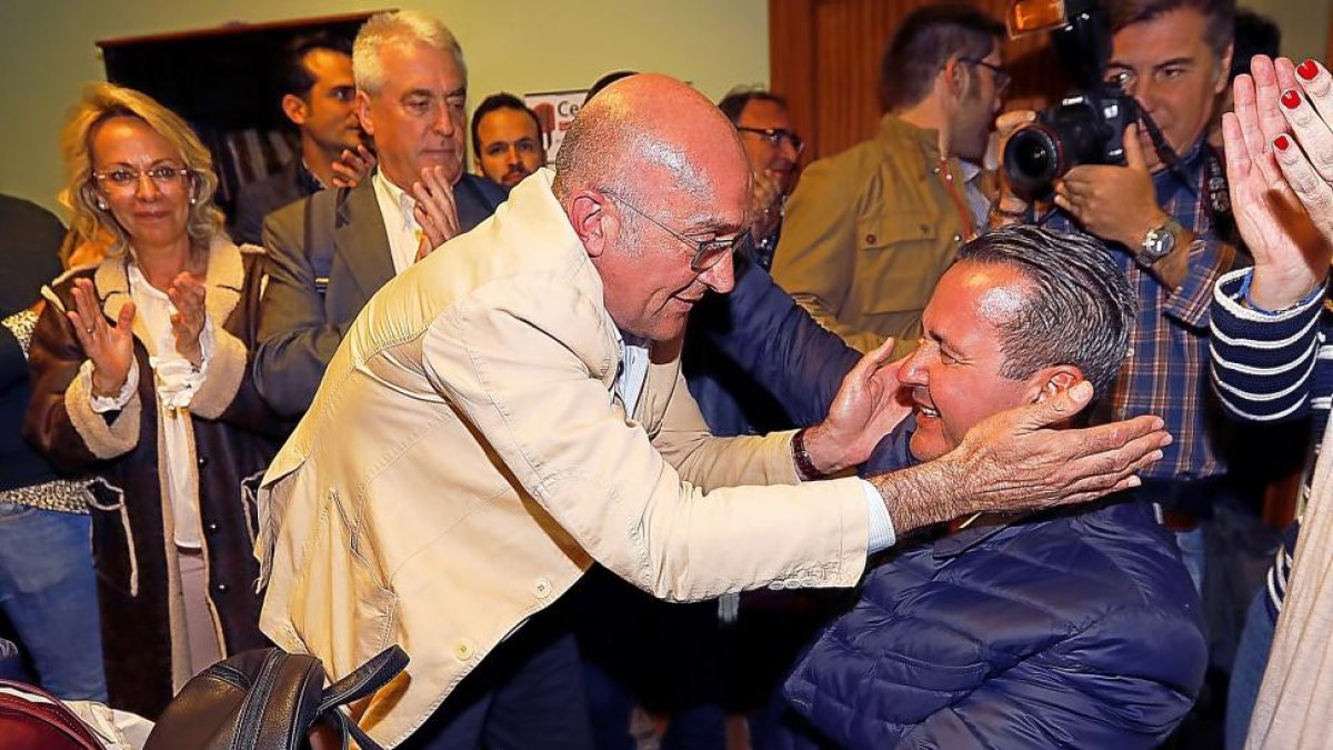 Jesús Julio Carnero abraza al diputado nacional, Ignacio Tremiño, nada más saberse ganador de las primarias del PP-J.M. Lostau