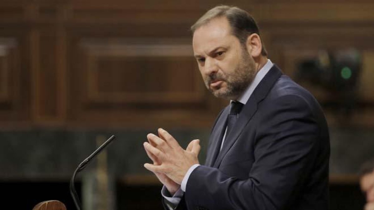 El portavoz socialista aborda la amnistía fiscal durante el debate de la moción de censura.-