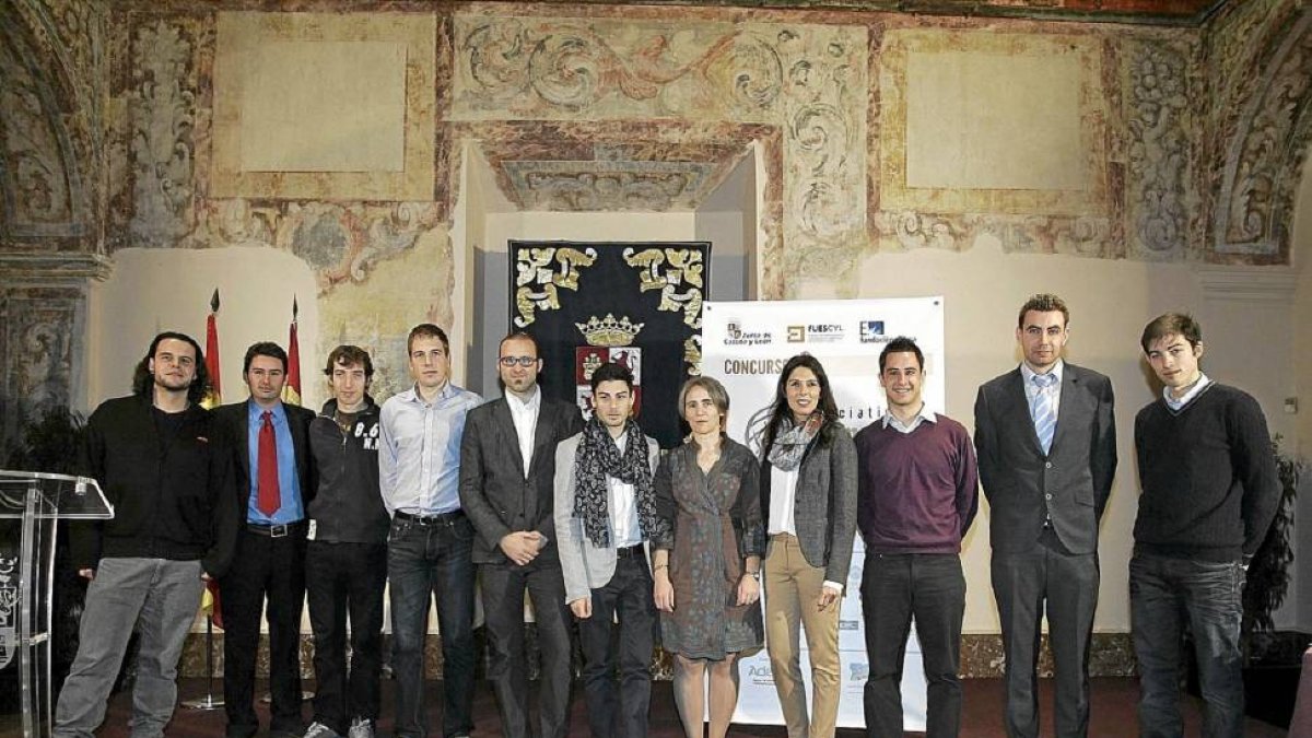 Foto de familia de los once premiados en la pasada edición-Ical