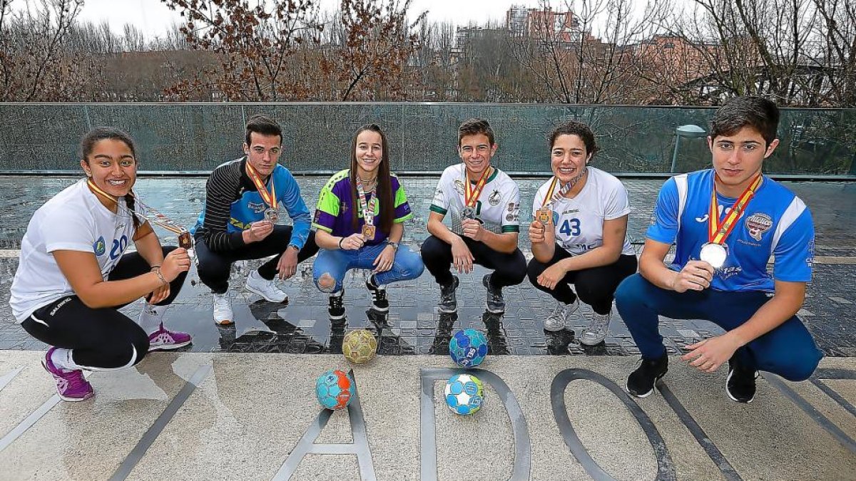 Fátima Koudia, Alejandro Alonso, Elisa Méndez, SergioCasares,Rafaela Bergara y DiegoPérez posan con sus medallas luciendo con las camisetas de sus respectivos clubes.-J.M. LOSTAU